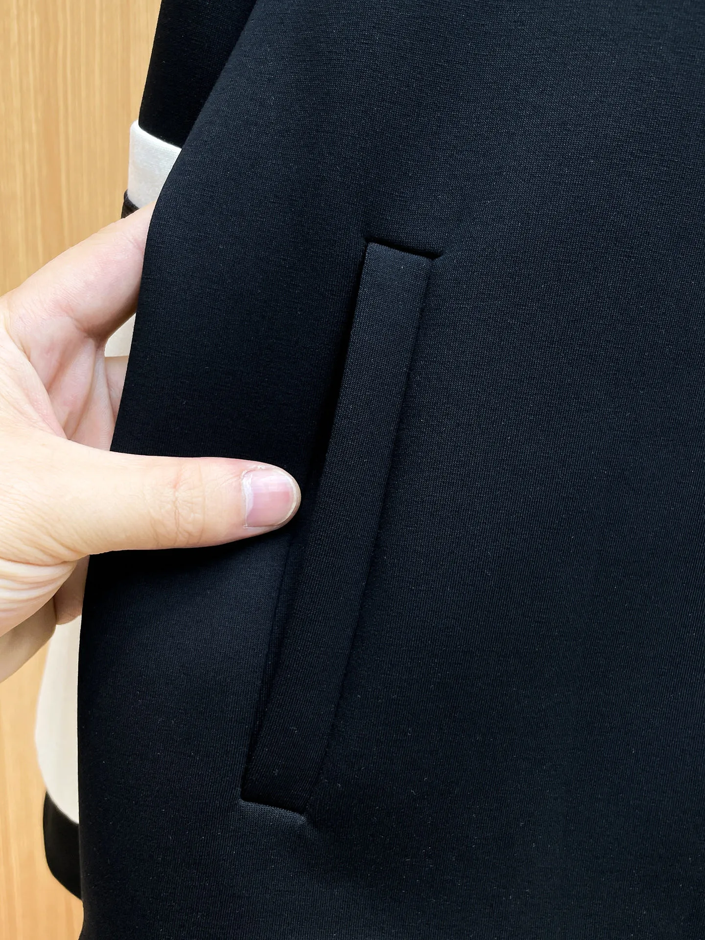 Balenciaga 2026 New Arrival counter Same Style casual suit, Breathable, comfortable and casual! Full of high-end feel! The details are exquisite and high-end, and the workmanship is impeccable! The original Premium fabric is very high-end! The fabric is crisp and anti-wrinkle Wear-Resistant, warm, neat and stylish. Everyone must buy a set this autumn and winter. They must look cool and cool when wearing them. We especially recommend Sizes M-3XL